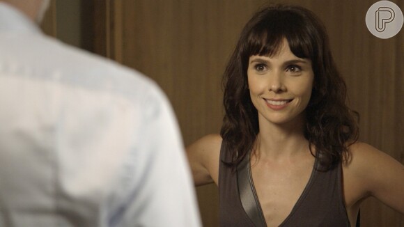 Irene (Débora Falabella) encurrala Eugênio (Dan Stulbach) no banheiro, durante o jantar de aniversário de Silvana (Lília Cabral), na novela 'A Força do Querer'