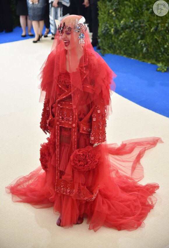 A cantora Katy Perry roubou a cena ao usar um longo vermelho bordado com véu, da grife Maison Margiela 'Artisanal', no MET Gala 2017