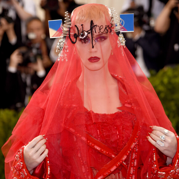 'Eu já usei eles em vários clipes porque eu sempre estou vestindo um figurino muito extravagante, luxuoso, fantasioso e nada prático', disse Katy Perry sobre acessório usado para ir ao banheiro no MET Gala 2017