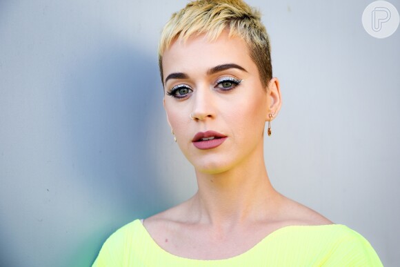 Após cortar o cabelo estilo joãozinho, Katy Perry deixou os fios ainda mais curtos