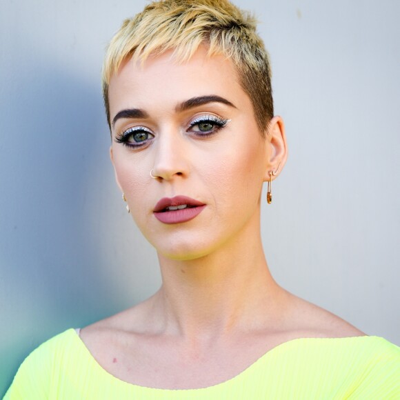 Após cortar o cabelo estilo joãozinho, Katy Perry deixou os fios ainda mais curtos