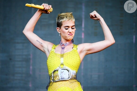 Em entrevista à apresentadora Ellen Degeneres, Katy Perry contou que precisou fazer xixi em pé no Met Gala por conta de seu extravangante look