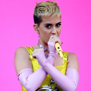 Katy Perry é adepta de constantes transformações capilares