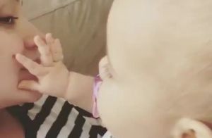 Thais Fersoza filma filha, Melinda, apertando sua pinta: 'Descobriu hoje'. Vídeo
