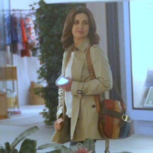 Fátima Bernardes foi às compras no Rio de Janeiro nesta terça-feira, 16 de maio de 2017