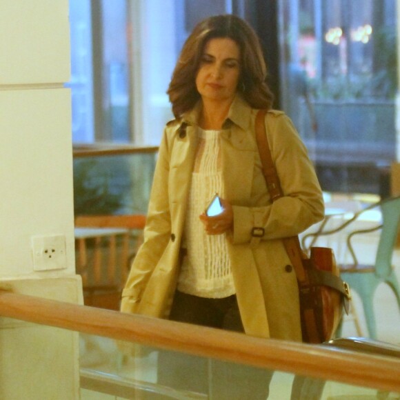 Fátima Bernardes usou look despojado composto por jeans e um casaco bege