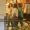 Fátima Bernardes passeou com amigas em um shopping da Zona Sul do Rio de Janeiro, nesta terça-feira, 16 de maio de 2017
