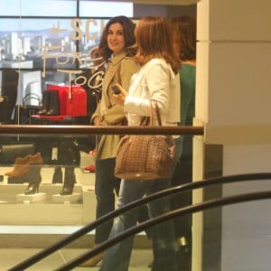 Fátima Bernardes fez compras e passeou com amigas em shopping do Rio de Janeiro