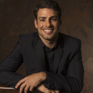 Cauã Reymond cantou 'Palpite' de Vanessa Rangel no set de 'A Dupla'