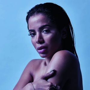 Anitta falou sobre a vida amorosa e admitiu a possibilidade de ficar com mulheres