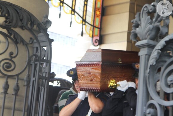 Corpo do ator Paulo Goulart deixando o Theatro Municipal de São Paulo e seguindo para o cemitério da Consolação, nesta sexta-feira, 14 de março de 2014