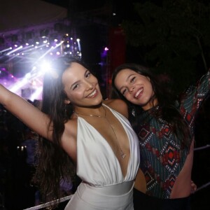 Ex-BBB Emilly, noiva em arraial solidário, mobiliza doações de fãs nas redes sociais