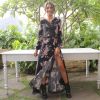 Camila Coelho usou vestido floral fendado e coturno Versace para apresentar sua coleção para a Riachuelo
