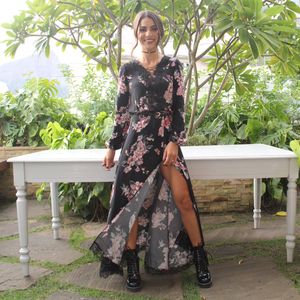 Camila Coelho usou vestido floral fendado e coturno Versace para apresentar sua coleção para a Riachuelo