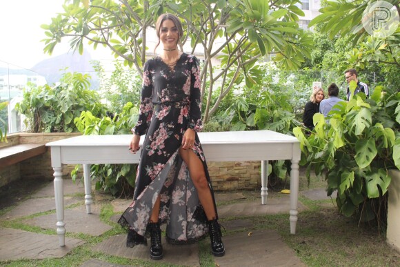 Camila Coelho usou vestido floral fendado e coturno Versace para apresentar sua coleção para a Riachuelo