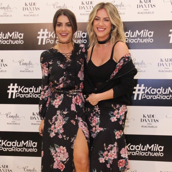 Camila Coelho e Giovanna Ewbank usaram looks com mesma estampa na estreia da blogueira como estilista da Riachuelo