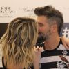 Giovanna Ewbank e Bruno Gagliasso trocaram beijos durante o lançamento da coleções de Camila Coelho e Kadu Dantas para a Riachuelo