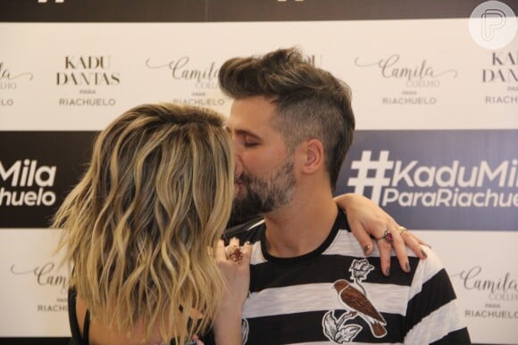 Giovanna Ewbank e Bruno Gagliasso trocaram beijos durante o lançamento da coleções de Camila Coelho e Kadu Dantas para a Riachuelo