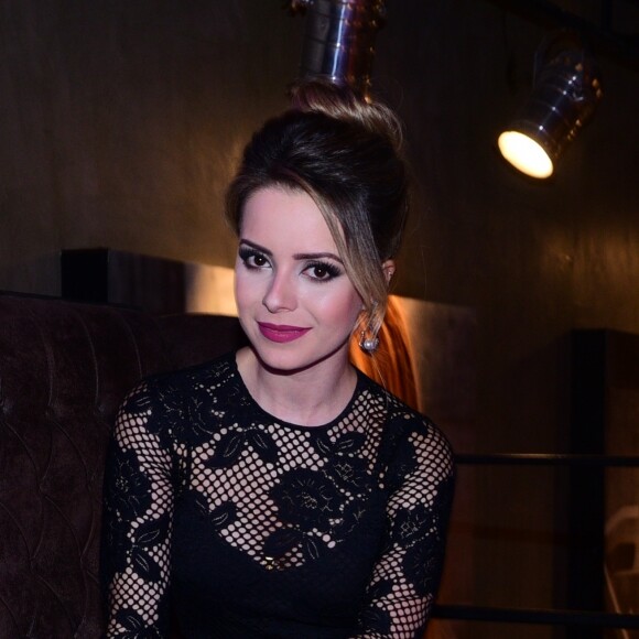 Sandy brincou com a mãe ao falar do tamanho dos seios dela, em entrevista para a revista 'Vogue', durante lançamento de coleção de esmaltes, nesta quarta-feira, 17 de maio de 2017: 'Todo mundo querendo colocar e ela tirar'