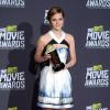 Emma Watson usou um vestido estampado com recorte no colo da grife Maxime Simoëns para o MTV Movie Awards 2013