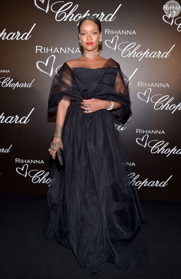 Rihanna, com look preto e repleta de brilhantes, lança linha de joias em Cannes nesta quinta-feira, dia 18 de maio de 2017