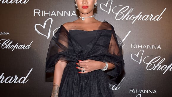 Rihanna, repleta de brilhantes e com look preto, lança linha de joias em Cannes