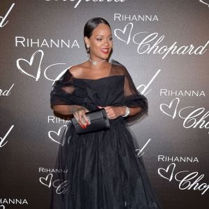 Rihanna posa antes de jantar de lançamento de sua linha de joias para a grife Chopard