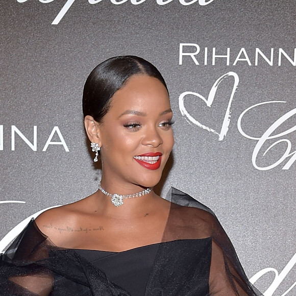 Rihanna posa antes de jantar de lançamento de sua linha de joias para a grife Chopard