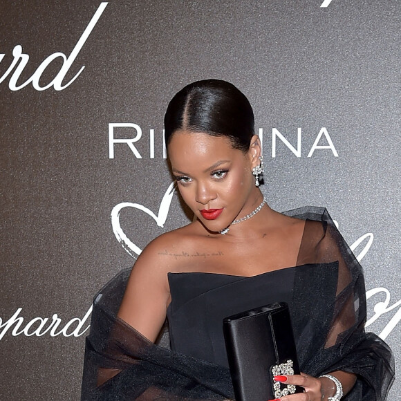 Rihanna apostou em um vestido da grife Ralph & Russo