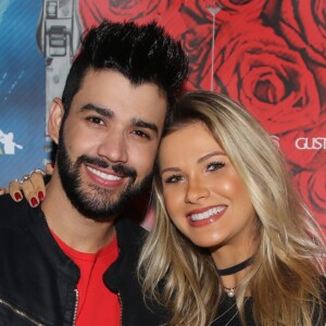 Gusttavo Lima e Andressa Suita ganham vários presentes para o filho, Gabriel: 'Quando a gente chega de viagem, traz o avião cheio de macaquinho e sapatinho'