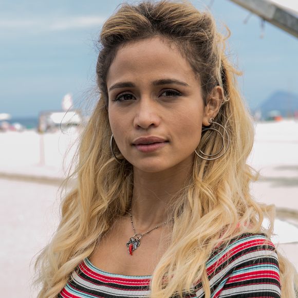 Nanda Costa ficou loira para papel na novela 'Pega Pega' e mudou a rotina: 'Demoro 40 minutos só pra lavar'