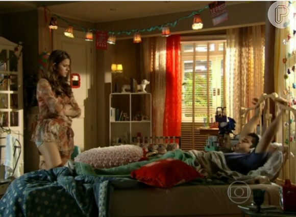 Luiza (Bruna Marquezine) fica penalizada com o vício do tio e resolve ajudar Felipe (Thiago Mendonça) a abandonar o alcoolismo, na novela 'Em Família'