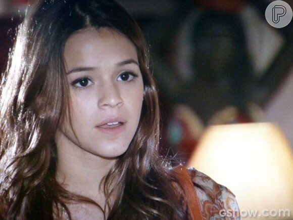 Luiza (Bruna Marquezine) argumenta com Felipe (Thiago Mendonça) e o 'arrasta' para uma reunião do AA, na novela 'Em Família'
