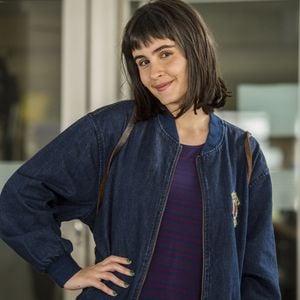 Valentina Herszage adotou franja para viver uma personagem de 15 anos na novela 'Pega Pega'