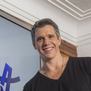 'Leia o que eu escrevi por favor. Acho que você não leu... Eu fui enganado. E você não foi? Votou em quem, amada, no Papa Francisco?', escreveu o apresentador do 'Tamanho Família'