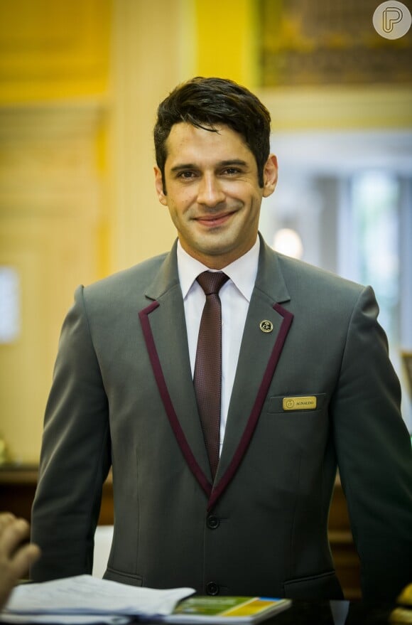 Agnaldo (João Baldasserini) é recepcionista do Hotel Carioca Palace na novela 'Pega Pega'