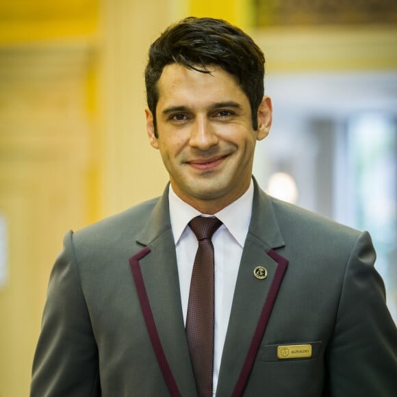 Agnaldo (João Baldasserini) é recepcionista do Hotel Carioca Palace na novela 'Pega Pega'