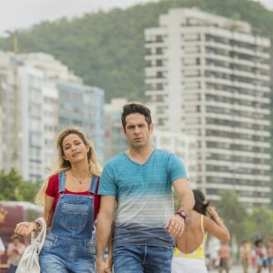 Agnalado (João Baldasserini) e Sandra (Nanda Costa) topam participar do roubo em 'Pega Pega'