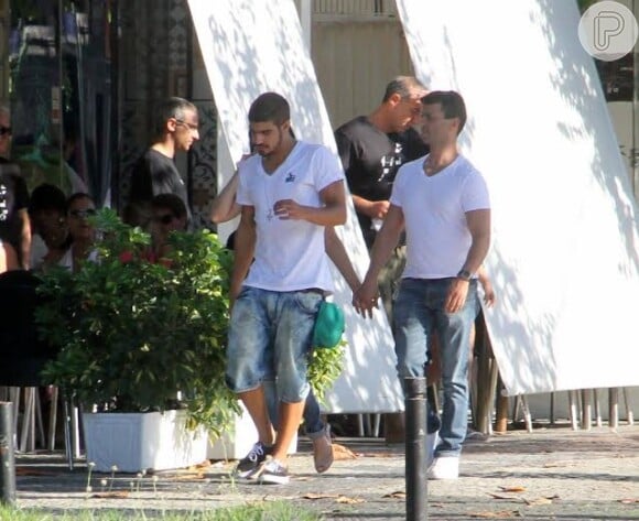 Caio Castro lancha com amigos na Barra da Tijuca, Zona Oeste do Rio, neste sábado, 15 de março de 2014