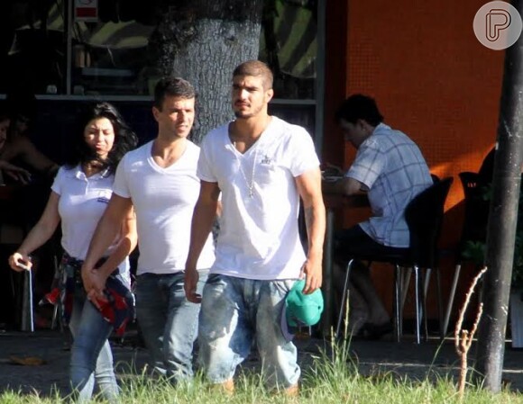 Caio Castro com casal de amigos no Rio de Janeiro