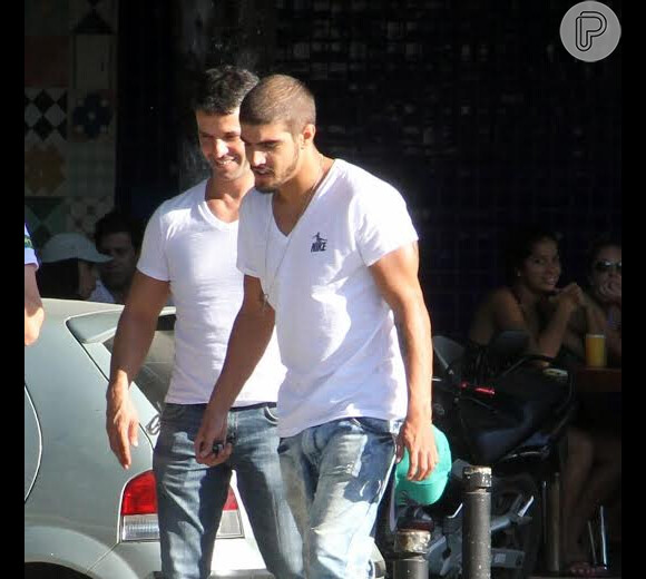 O ator lancha sem a companhia da namorada na tarde deste sábado (15) no Rio de Janeiro