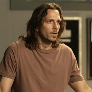 Gui (Vladimir Brichta) é indiciado pela polícia acusado de causar o incidente no show da banda 4.4 que resulta no pisoteamento de Du (Ravel Andrade), no capítulo que vai ao ar quarta-feira, dia 31 de maio de 2017, na novela 'Rock Story'