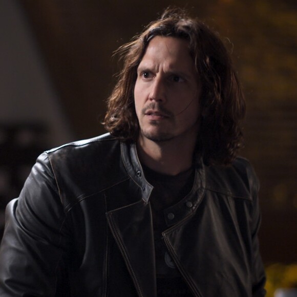 Gui (Vladimir Brichta) é responsabilizado por tragédia no show da banda 4.4 e se desespera, na novela 'Rock Story'