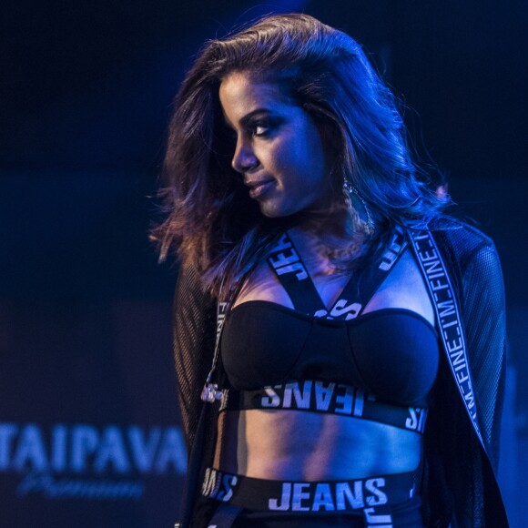 Fãs de Anitta ficaram enlouquecidos nas redes sociais após lançamento do hit 'Switch'