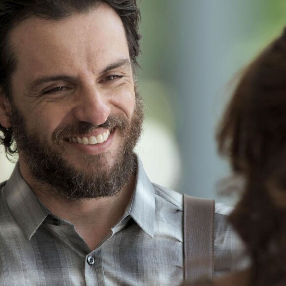 Depois de muito refletir, Caio (Rodrigo Lombardi) decide atender o pedido de Bibi (Juliana Paes) e vai até a casa dela para dizer que topa ser o advogado de defesa de Rubinho (Emílio Dantas), na novela 'A Força do Querer'