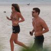 Mariana Goldfarb e Cauã Reymond costumam correr juntos na praia, no Rio de Janeiro