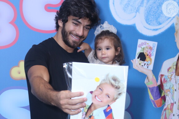 Hugo Moura levou Maria Flor, sua filha com Deborah Secco, para assistir ao lançamento do DVD de Xuxa