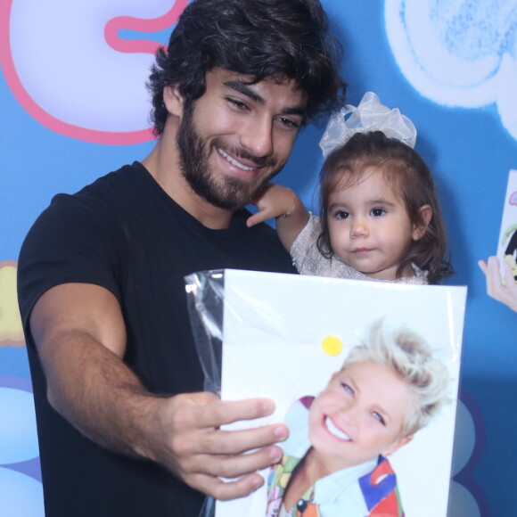 Hugo Moura levou Maria Flor, sua filha com Deborah Secco, para assistir ao lançamento do DVD de Xuxa