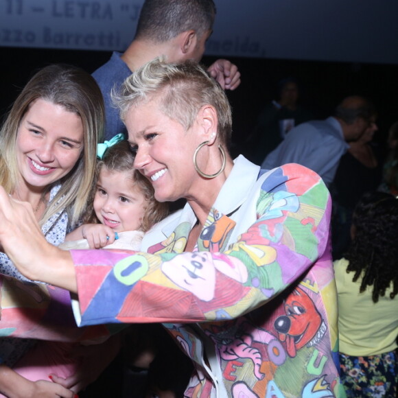 Xuxa recebeu o carinho de Debby Lagranha e sua filha, Maria Eduarda