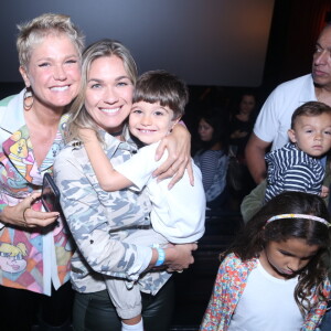 Xuxa posou para muitas fotos com seus convidados